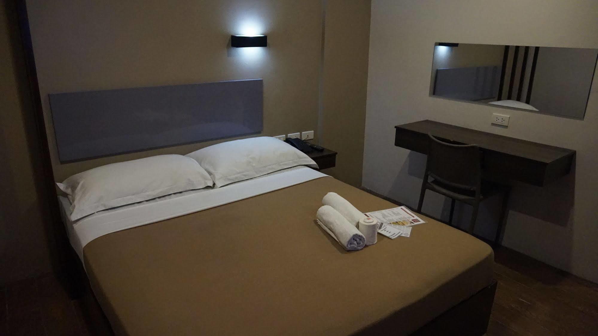 Oyo 637 Fox Hotel Bandar Quezon Luaran gambar