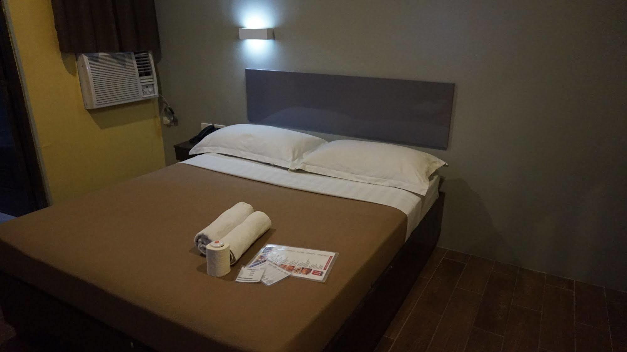 Oyo 637 Fox Hotel Bandar Quezon Luaran gambar