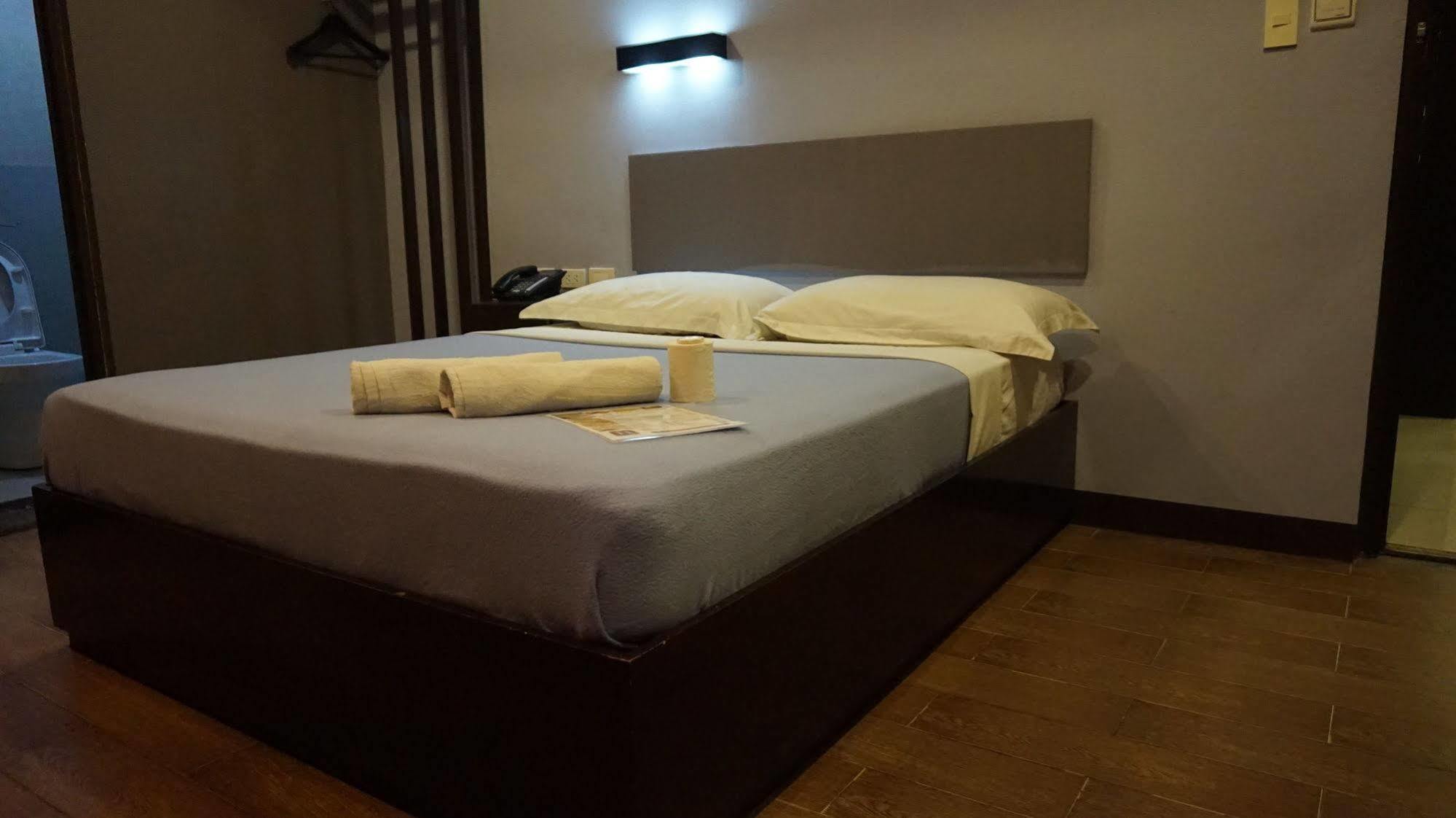 Oyo 637 Fox Hotel Bandar Quezon Luaran gambar