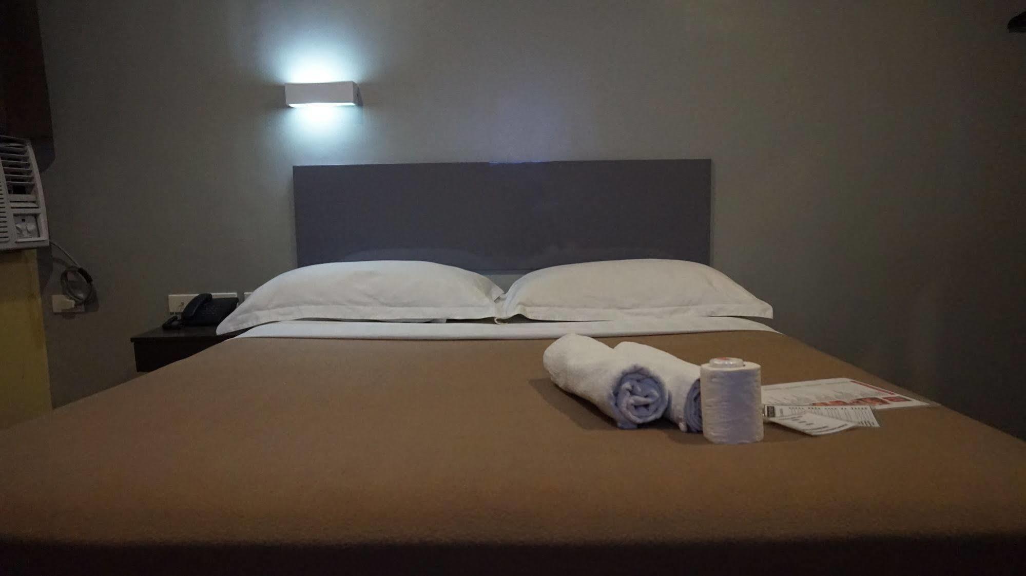 Oyo 637 Fox Hotel Bandar Quezon Luaran gambar