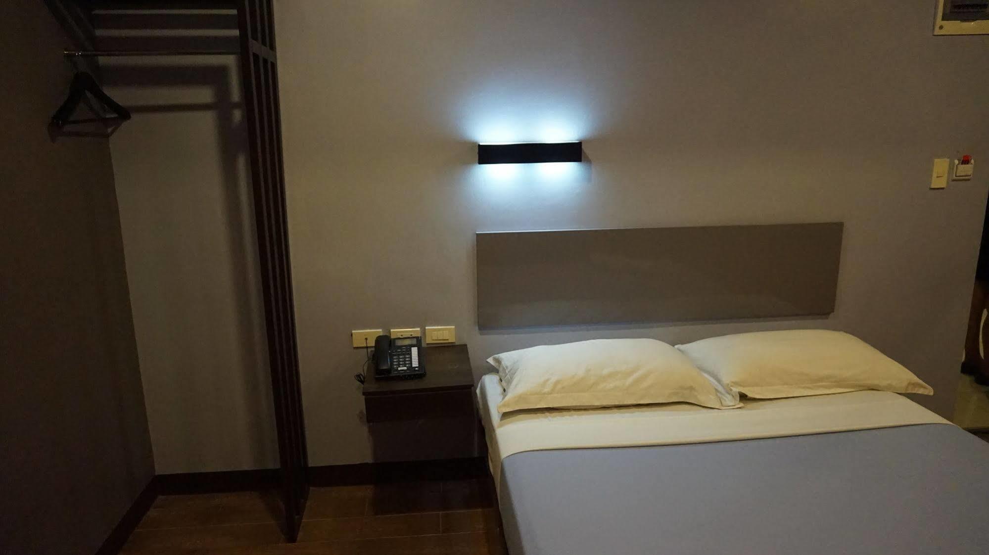 Oyo 637 Fox Hotel Bandar Quezon Luaran gambar
